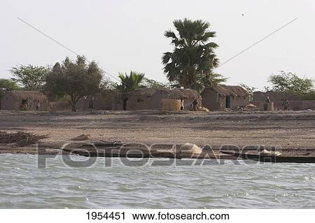 Stock Image - Village along the shores of the Niger River between Mopti and Lake Debo, Mali. Fotosearch
