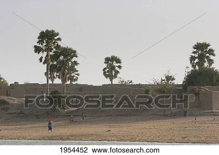 Stock Image - Village along the shores of the Niger River between Mopti and Lake Debo, Mali. Fotosearch