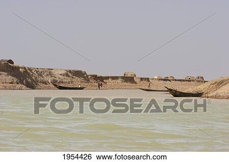 Stock Photograph - Village along the shores of the Niger River between Mopti and Lake Debo, Mali. Fotosearch