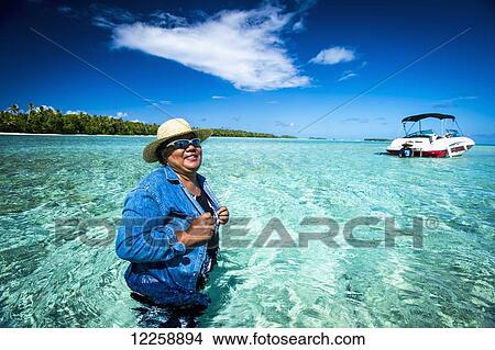 Picture - Visitors to a marine park established off the mainland of Tuvalu; Tuvalu. Fotosearch