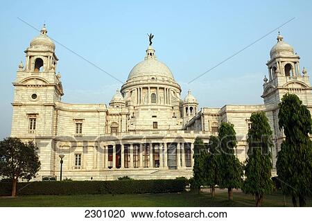 Stock Image - Within grounds of Victoria Memorial, a popular romantic place for dating couples. Calcutta / Kolkata, the capital of West Bengal State, India, Asia.. Fotosearch