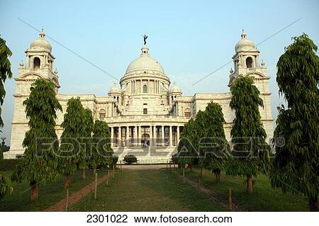Stock Image - Within grounds of Victoria Memorial, a popular romantic place for dating couples. Calcutta / Kolkata, the capital of West Bengal State, India, Asia.. Fotosearch