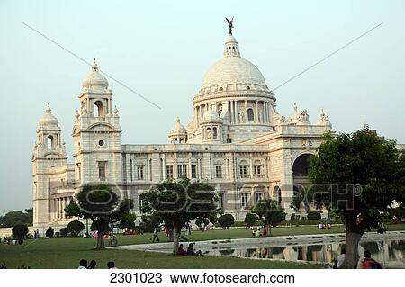 Stock Image - Within grounds of Victoria Memorial, a popular romantic place for dating couples. Calcutta / Kolkata, the capital of West Bengal State, India, Asia.. Fotosearch