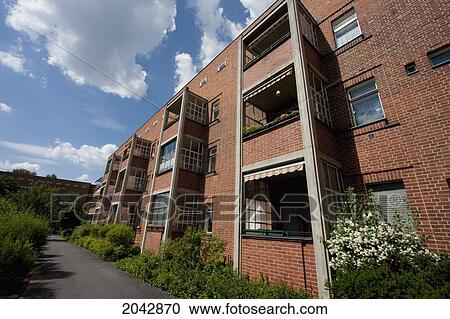 Stock Image - Building Along The Inner Courtyard Between Windsor And Oxford Street In Schiller Park Estate, Part Of The Berlin Modernism Housing Estates, Berlin, Germany. Fotosearch