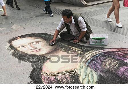 Picture - Chinese man painting Mona Lisa on the ground; Wuhan, Hubei province, China. Fotosearch