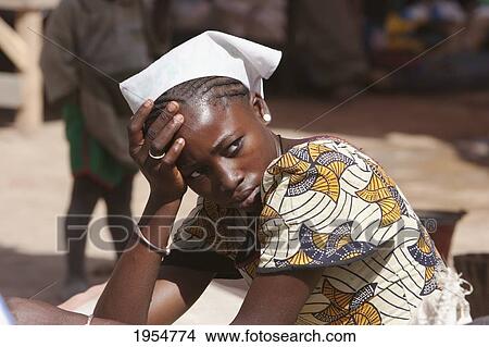 Picture - Fulani woman at the Monday Market, Djenne, Mali. Fotosearch