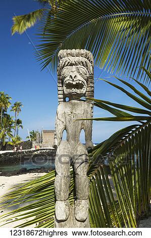 Tiki Escultura En Pu U Honua O Honaunau Parque Nacional En Hawai Con Heiau En Background Honaunau Isla De Hawai Hawai Los Estados Unidos De America Coleccion De Fotografia highres Fotosearch