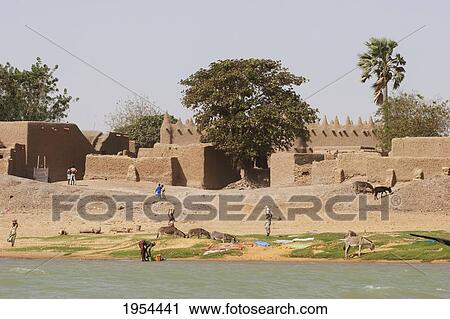 Stock Image - Village Along The Shores Of The Niger River Between Mopti And Lake Débo, Mali. Fotosearch