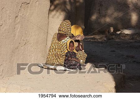 Picture - Women and girl in Djenne, Mali. Fotosearch