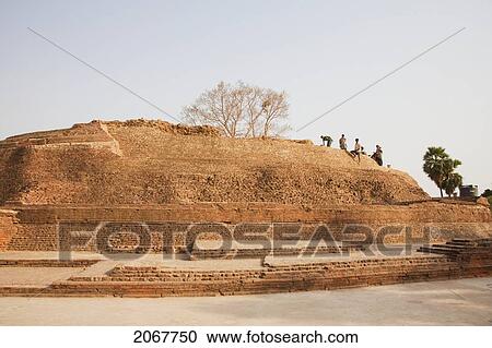 Stock Image - Workers On The Sujatagarh Stupa, Bodhgaya, Bihar, India. Fotosearch