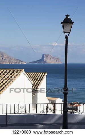 街灯柱 そして 建物 前方へ 海岸 で A でこぼこである 海岸線 中に Distance Altea スペイン ストックイメージ Fotosearch