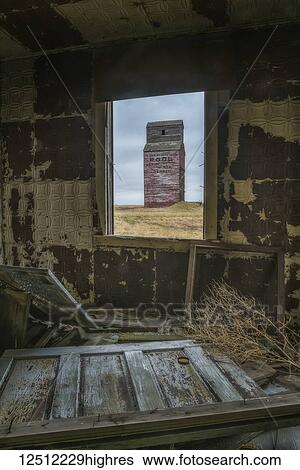 Stock Photograph - Abandoned grain elevators in rural Saskatchewan; Saskatchewan, Canada. Fotosearch