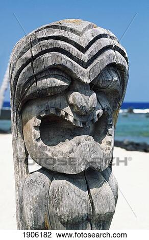 Stock Image - Carved Statue At Puuhonua O Honaunau, Island Of Hawaii, Hawaii, Usa.. Fotosearch