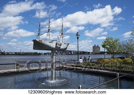 Stock Photograph - Liberty monument and fountain; Savannah, Georgia, United States of America. Fotosearch