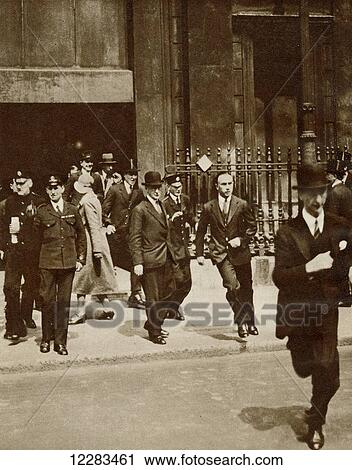 Stock Image - The great financial crisis of 1931, clerks rushing out of the bank after the fall of the bank rate to tell the brokers on the Stock Exchange. From The Story of 25 Eventful Years in Pictures published 1935. Fotosearch