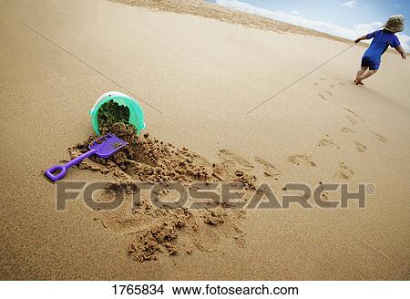 Picture - Child at the beach. Fotosearch