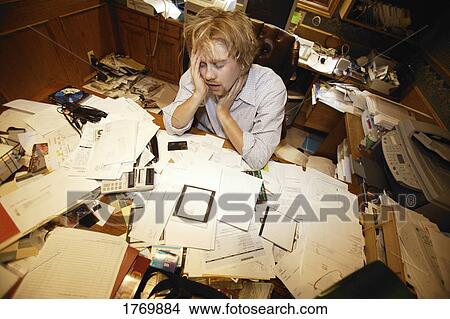 图片 - 睡着, 在中, a, paperwork的堆. Fotosearch