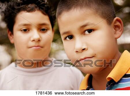 Deux jeunes garçons Banque de Photographies Fotosearch