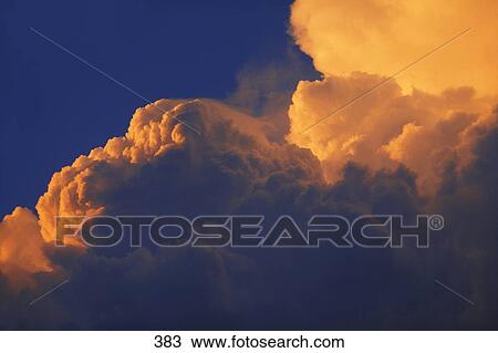 Jaune Nuages Dans Ciel Sombre Banque D Image 3 Fotosearch