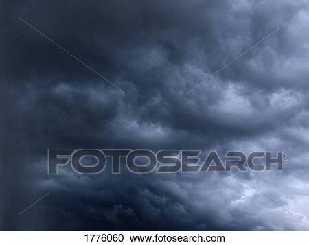 Nuvens Escuras Em Ceu Banco De Imagem 1776060 Fotosearch