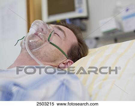 患者 身に着けていること 酸素マスク 中に 病院 ストックフォト 写真素材 Fotosearch