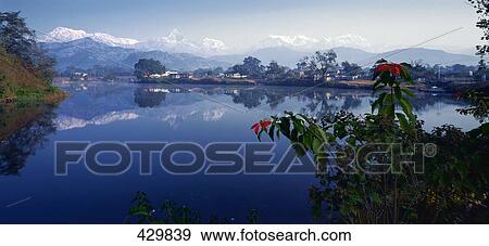 Lac Devant Chaîne De Montagnes Annapurna Alignent Himalaya Lac Phewa Pokhara Népal Banque De Photo