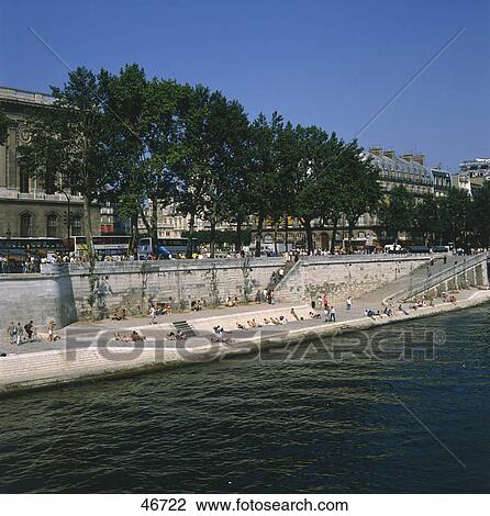 Turisti A Sponda Fiume Senna Quai Du Louvre Parigi Ile De Francia Francia Archivio Immagini 46722 Fotosearch