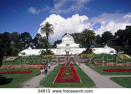 Stock Image - Tourists in botanical garden, Golden Gate Park, San Francisco, California, USA . Fotosearch