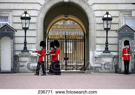 ب ط الملك حراس صرافة تغير إلى أنشر قصر Buckingham لندن إنجلترا ألبوم الصور 236771 Fotosearch