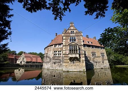 Picture - Reflection of moated castle in water, Vischering Castle, Ludinghausen, North Rhine-Westphalia, Germany . Fotosearch