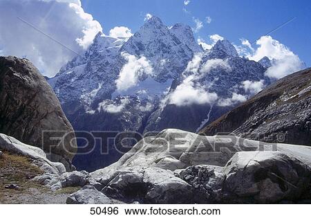 Nuages Autour De Montagnes Mont Pelvoux Hautes Alpes Provence Alpes Cote Azur France Banque De Photographies