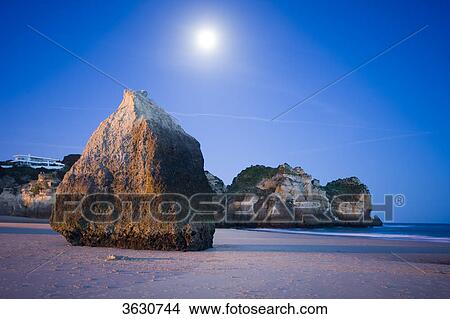 Picture - Praia dos Tres Irmaos at night, Alvor, Algarve, Portugal . Fotosearch