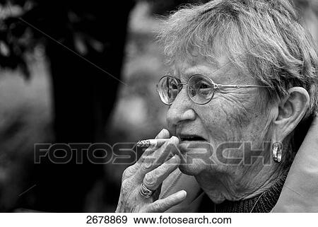 Alte Frau Rauchende Schwarz Weiss Stock Foto Fotosearch