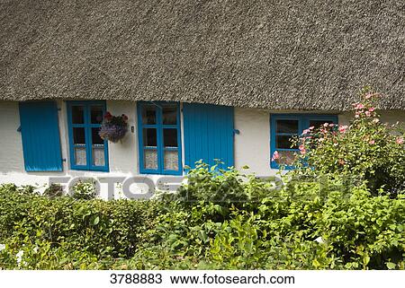 Stock Image - Thatched-roof house in Padingbuettel, Germany . Fotosearch