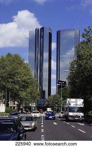 Verkehr Auf Strasse Vor Bank Gebaude Deutsche Bank