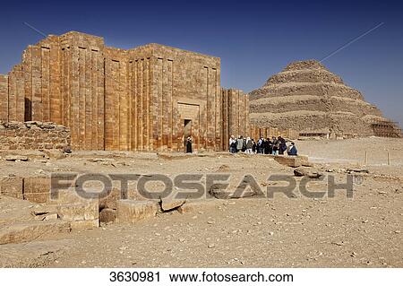 入口 へ ステップ ピラミッド の Djoser Saqqara エジプト ストックイメージ Fotosearch