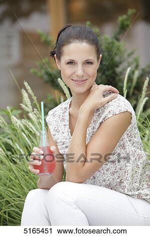 Junge Frau trinkt Limo View Large Photo Image Stock Image - Junge Frau trinkt Limo . Fotosearch