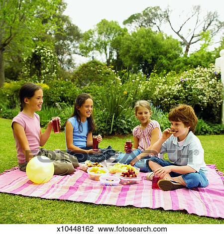 Cuatro niños, merienda campestre que tiene, en, jardín, (8-12