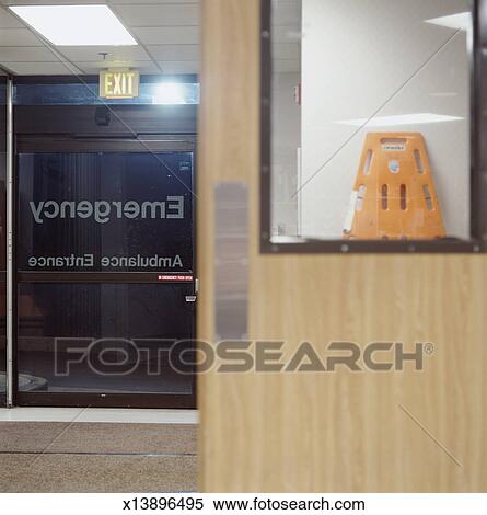 Banque d\'Image - porte, à, les, chambre d\'urgence, de, a, hôpital ... Banque d\'Image - porte, à, les, chambre d\'urgence, de, a, hôpital ...