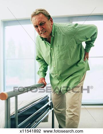Stock Foto - alt, mann, lehnen, bett, schuldig, to, rückenschmerzen ... Stock Foto - alt, mann, lehnen, bett, schuldig, to, rückenschmerzen ...