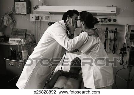 Schwarz weiß, medizinische, personal, küssen, hinüber, patient krankenhaus- bett Stock Bild Schwarz weiß, medizinische, personal, küssen, hinüber, patient krankenhaus- bett Stock Bild