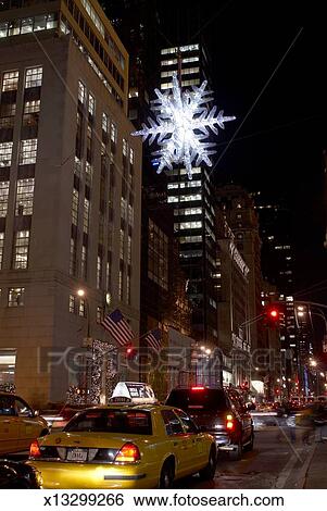 Usa New York Fünfte Allee Weihnachtsdeko Mit Gebäude Stock Fotograf