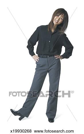 camisa negra pantalon gris