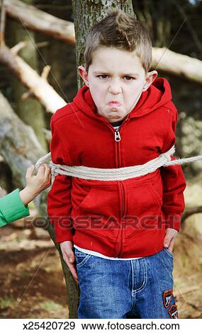 portr t von junge 8 9 wesen gefesselte baum portr t von junge 8 9 wesen gefesselte baum