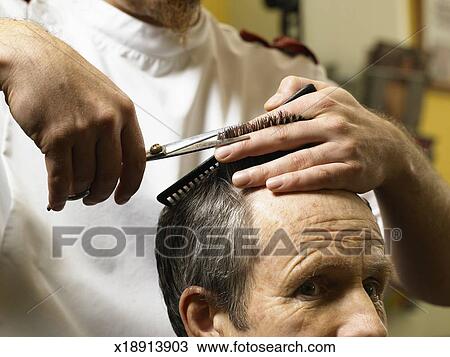 Coiffeur Découpage Personne Agee Homme Cheveux Gros Plan Mains Banque Dimage