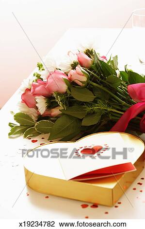 Bouquet Fleurs Par Boîte Forme Coeur Et Valentines Carte Banque Dimage