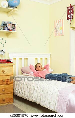 Bett Fur Madchen Stock Fotografie Madchen 10 12 Lugen Bett Oben Schauen Hande