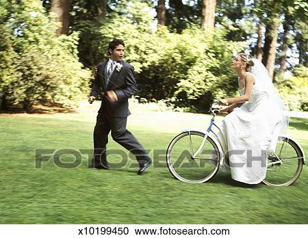 Сбежавший жених. Жених убегает со свадьбы. Невеста убегает от жениха. Жених убегает от невесты картинки. Как сбежать от жениха и младшего