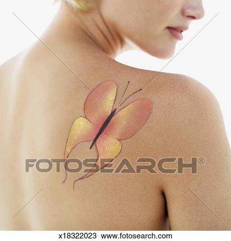 Tatouage De Papillon Sur Femme épaule Banque Dimage