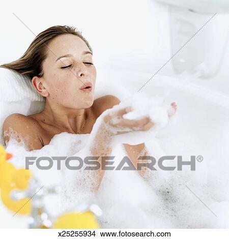 Erhohte Ansicht Von A Frau Blasen Blasen In A Badewanne